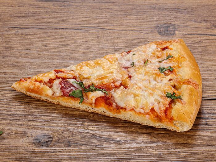 Пицца с колбасой и сыром кусок