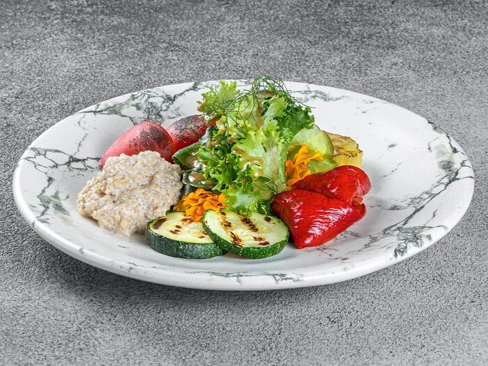 Салат с печеными овощами, киноа и трюфельной заправкой