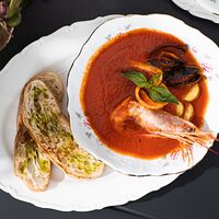 Томатный суп Буззара с морепродуктами