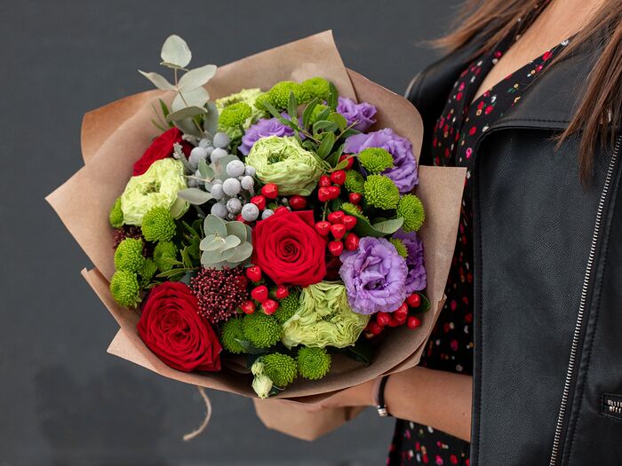 Букет цветов из роз, хризантем и эустомы Брутальный вкус