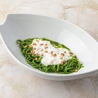 Зеленые спагетти с песто и страчателлой