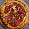 Фото к позиции меню Пицца с пастрами и квашенной капустой и халапеньо