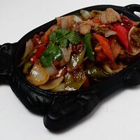 Пулькоги (обжаренное филе говядины с овощами и перцем чили)