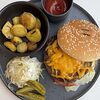 Фото к позиции меню Большой бургер с мраморной говядиной и картофелем