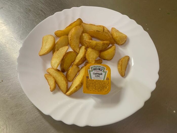 Картофель по-деревенски с соусом