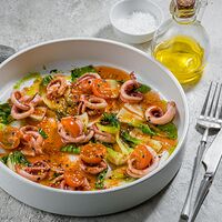 Тёплый салат с щупальцами кальмаров