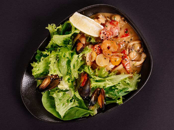 Теплый салат с морепродуктами