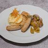 Фото к позиции меню Колбаски куриные с картофельным пюре и салатом из солений