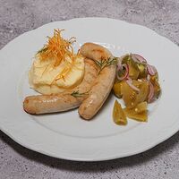 Колбаски куриные с картофельным пюре и салатом из солений