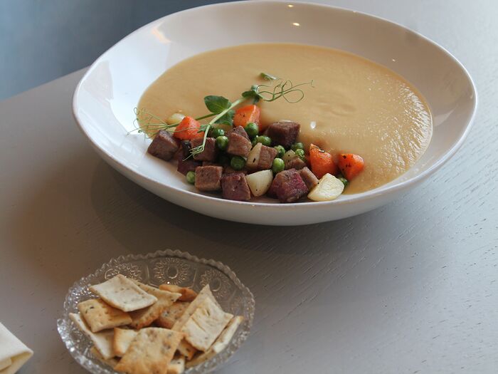 Гороховый крем-суп с кубиками копченой говядины и фермерскими овощам