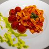 Фото к позиции меню Фетучини в томатном соусе с фрикадельками