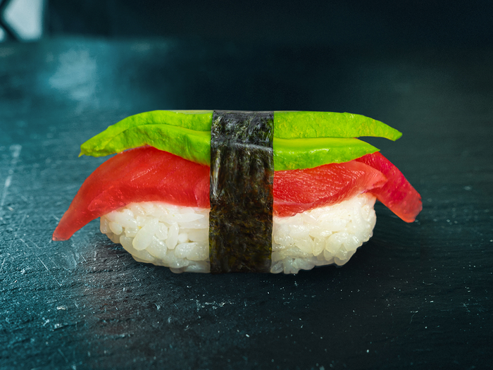 Суши с тунцом и авокадо