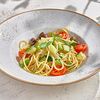 Фото к позиции меню Спагетти с цукини, оливками и томатами черри