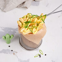 Картофель фри с сырным соусом и зеленым луком