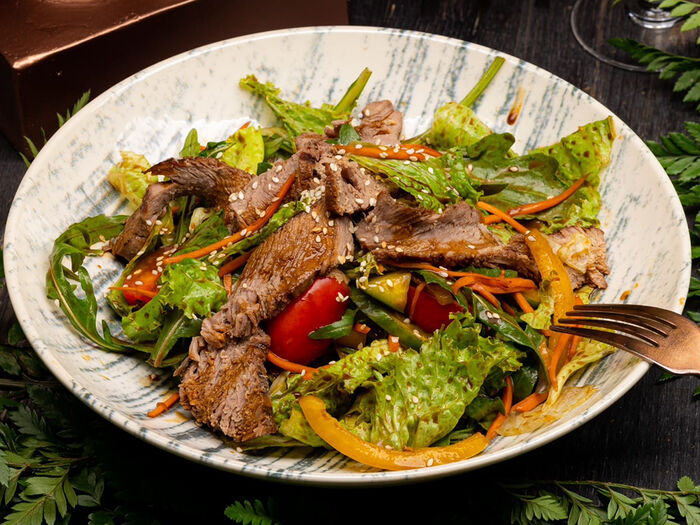Азиатский микс салат с ростбифом
