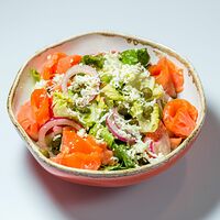 Зеленый салат с копчёным лососем