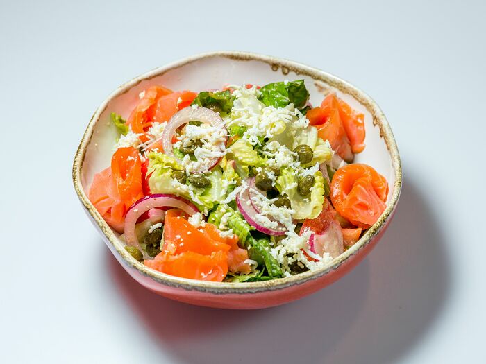 Зеленый салат с копчёным лососем
