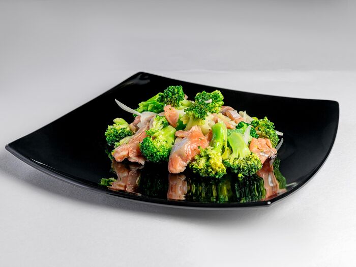 Салат с брокколи и слабосоленым лососем