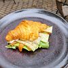 Фото к позиции меню Круассан с лососем, творожным сыром и листьями салата
