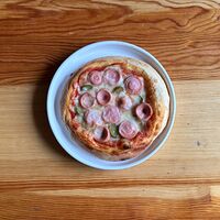 Мини-пицца с сосисками и корнишонами
