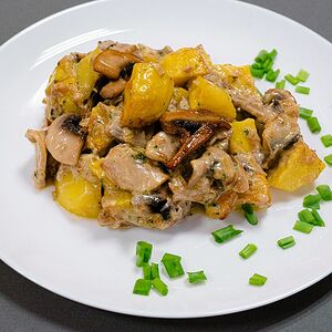 Картофель, запеченный с грибами и луком