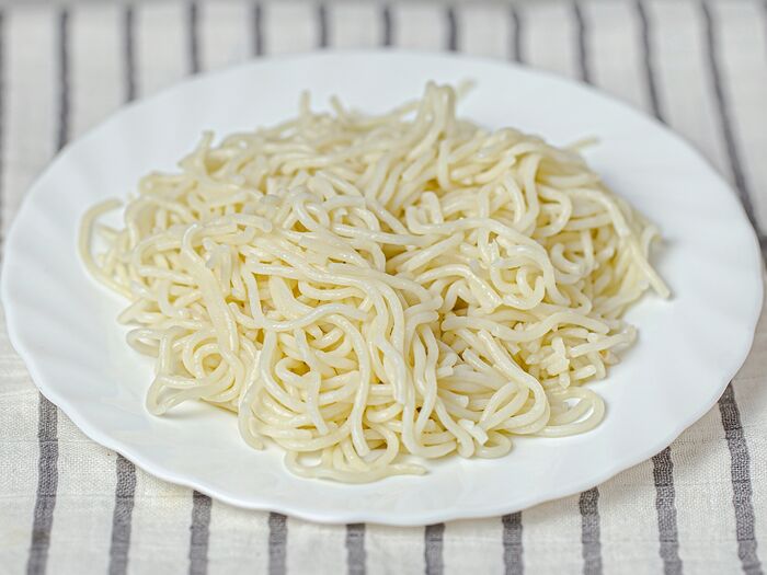 Спагетти отварные маслом