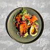 Фото к позиции меню Авокадо гриль с микс салатом и сёмгой