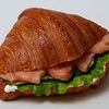 Фото к позиции меню Сэндвич из круассана с сёмгой