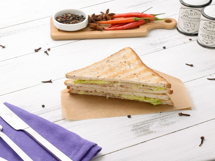 Сэндвич с тунцом на злаковом тосте