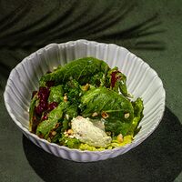 Зеленый салат с соусом из копченого сыра и фундуком