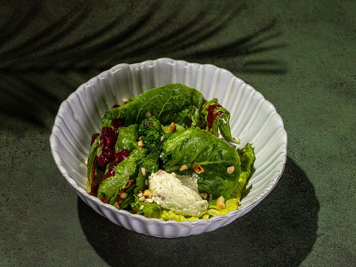 Зеленый салат с соусом из копченого сыра и фундуком