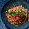 Фото к позиции меню Спагетти с томатным соусом и пармезаном