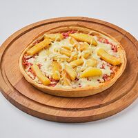 Пицца с колбасой, сыром и картофелем фри