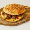 Фото к позиции меню Пита-тост с турецкой колбаской суджук, мясом и сыром