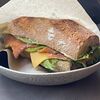 Фото к позиции меню Багет-сэндвич с лососем