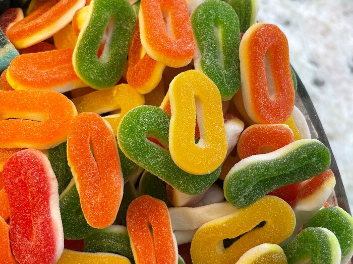 Разноцветные кольца в сахаре