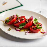Салат из помидоров с красным луком и базиликом