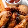 Фото к позиции меню Крылья цыплёнка с соусом BBQ