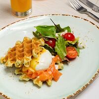 Завтрак со шпинатной вафлей, яйцом пашот и лососем