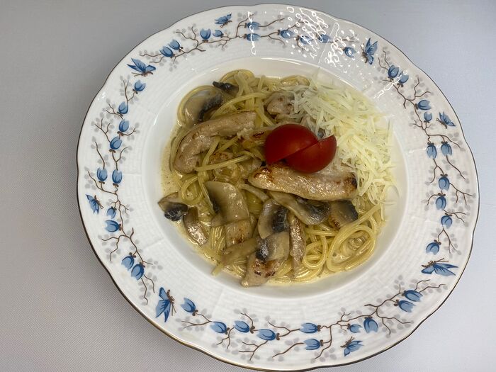 Паста спагетти с цыпленком и грибами