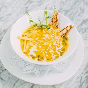 Крем-суп Vegan с хлебными чипсами и яблоком