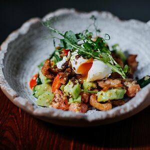 Салат с киноа, курицей, овощами и яйцом Пашот