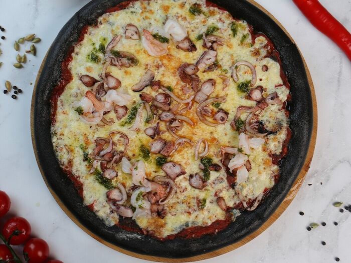Пицца с морепродуктами на черном тесте