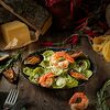 Фото к позиции меню Равиоли шпинатные с мидиями и креветками под сливочным соусом