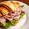 Фото к позиции меню Сэндвич на круассане с индейкой