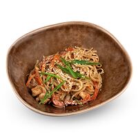 Сливочный Wok с креветками и лососем