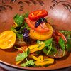 Фото к позиции меню Салат из цветных томатов, перца и свежей зелени