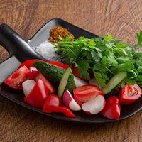 Свежие овощи со сванской солью