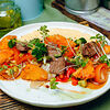 Фото к позиции меню Салат с мясом дикого лося, сезонными овощами и тыквой, обжаренной во фритюре