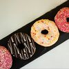 Фото к позиции меню Ассорти из 5 разноцветных пончиков в подарочной упаковке